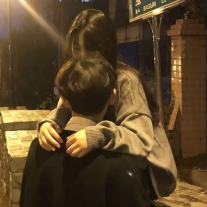 8张不露脸真人背影情侣头像 四组双人高清情头