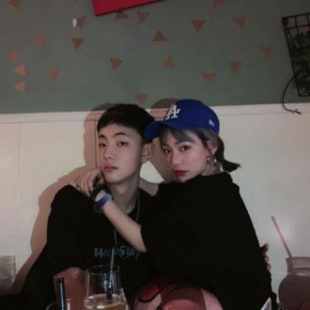 热门情侣头像合集来了，这里整理了12张当下最受欢迎的情侣头像素材，方便用户挑选使用。