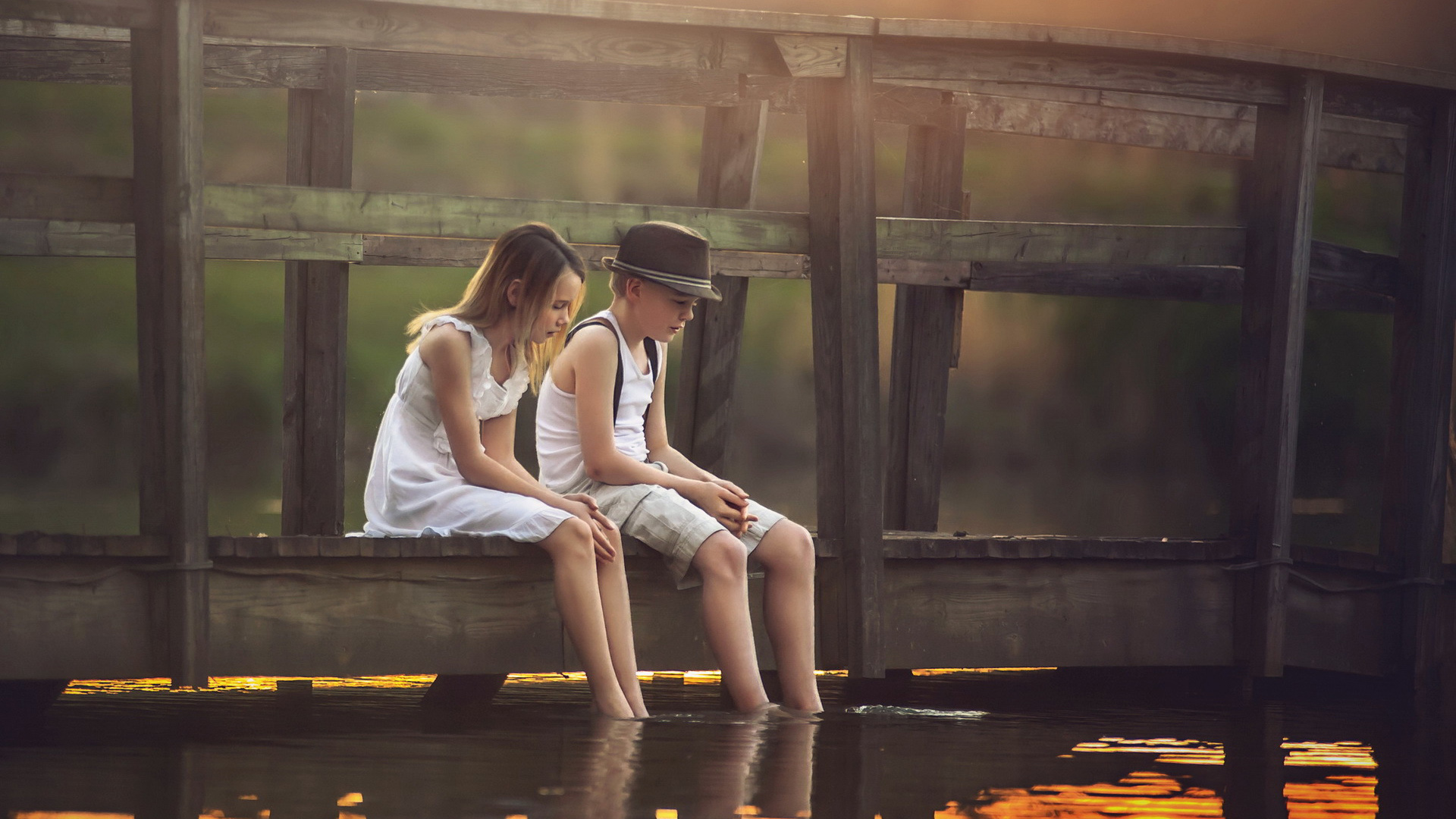 这款带河流桥梁的少男少女洗脚动漫壁纸太治愈了