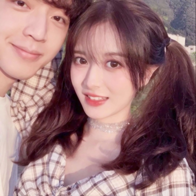 这里是面向搜索引擎和普通用户的头像资源页面，该页面提供22张高清双人网红风格情侣头像，支持大图、小图、方图、圆图四种尺寸切换，所有图片均可直接保存使用。