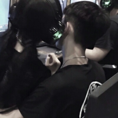 不露脸也甜！28张新潮部位双人情侣头像高清图