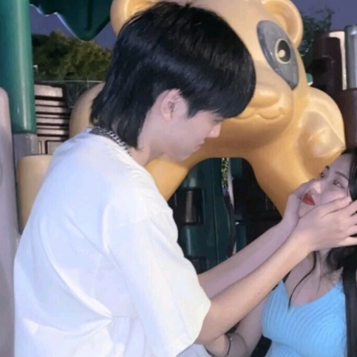 最新真人情侣头像来啦！这里整理了8组双人真人情头，都是当下流行的款式，适合情侣们更换使用。