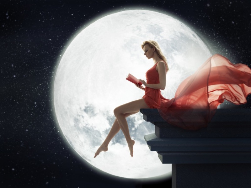 月光下坐看书的连衣裙美女 氛围感唯美壁纸合集