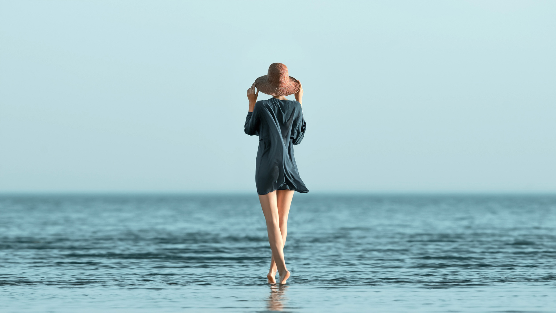 海边戴帽长裙女孩唯美电脑壁纸 多款高清尺寸可选