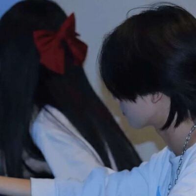 一左一右的真人高质量情侣头像，8张合集来啦