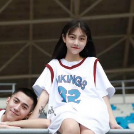 热门情侣头像合集来了，这里整理了12张当下最受欢迎的情侣头像素材，方便用户挑选使用。