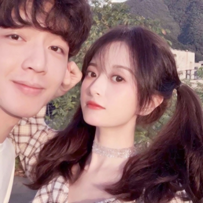 这里是面向搜索引擎和普通用户的头像资源页面，该页面提供22张高清双人网红风格情侣头像，支持大图、小图、方图、圆图四种尺寸切换，所有图片均可直接保存使用。