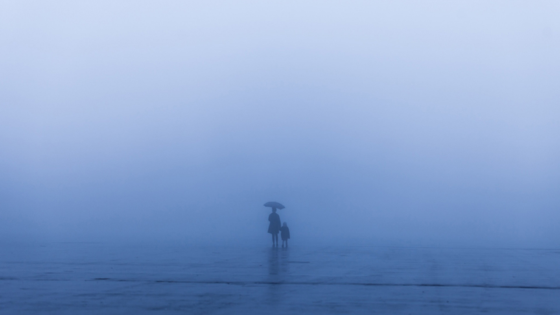 夜晚雾里撑伞牵手的母子 这款电脑动漫壁纸太治愈了