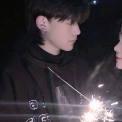 一左一右的真人高质量情侣头像，8张合集来啦