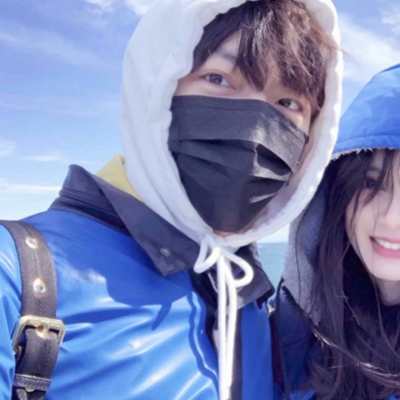 这里是面向搜索引擎和普通用户的头像资源页面，该页面提供22张高清双人网红风格情侣头像，支持大图、小图、方图、圆图四种尺寸切换，所有图片均可直接保存使用。