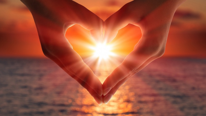 手比爱心配浪漫日落大海 高清电脑动漫壁纸来了