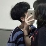 36张用手机遮脸的恩爱QQ情侣头像 高清氛围感拉满