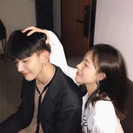 热门情侣头像合集来了，这里整理了12张当下最受欢迎的情侣头像素材，方便用户挑选使用。