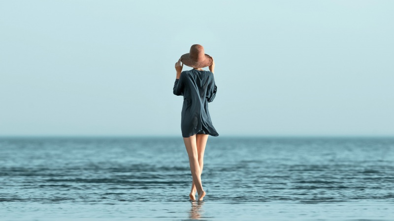 海边戴帽长裙女孩唯美电脑壁纸 多款高清尺寸可选