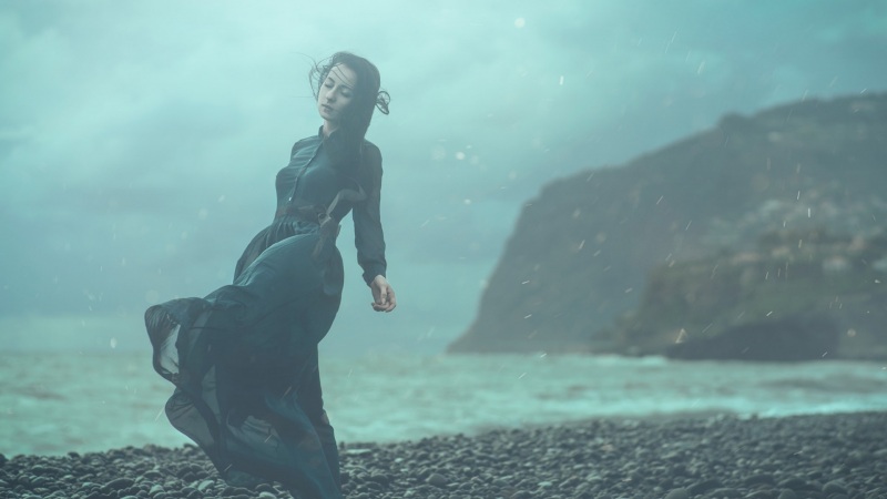 海边穿礼服的女孩氛围感电脑壁纸 多款高清尺寸可选