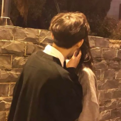 8张不露脸真人背影情侣头像 四组双人高清情头