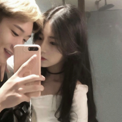 36张用手机遮脸的恩爱QQ情侣头像 高清氛围感拉满