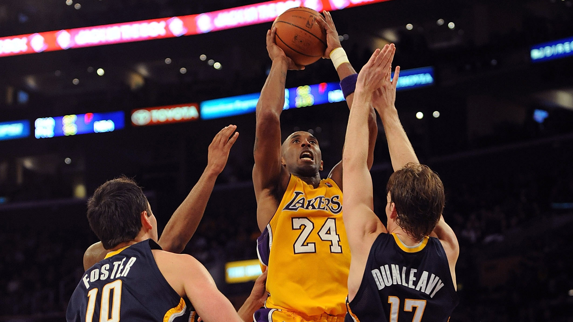 球场上起跳投篮的科比电脑壁纸！高清款任你选