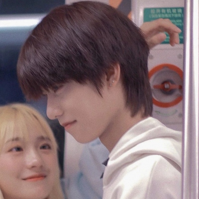 最新真人情侣头像来啦！这里整理了8组双人真人情头，都是当下流行的款式，适合情侣们更换使用。