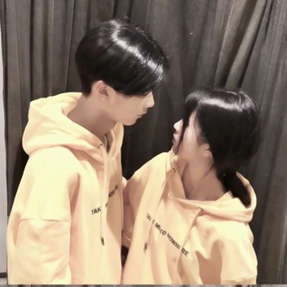 8张不露脸真人背影情侣头像 四组双人高清情头