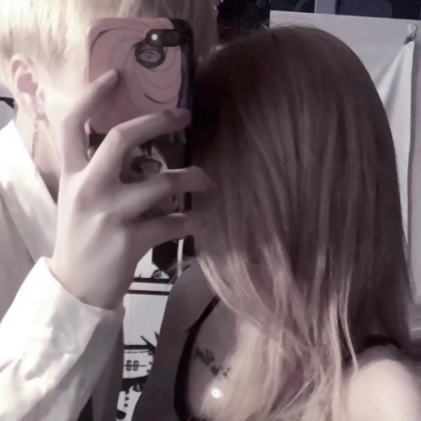 36张高清真人不露脸情侣头像 氛围感拉满不用露脸也很甜