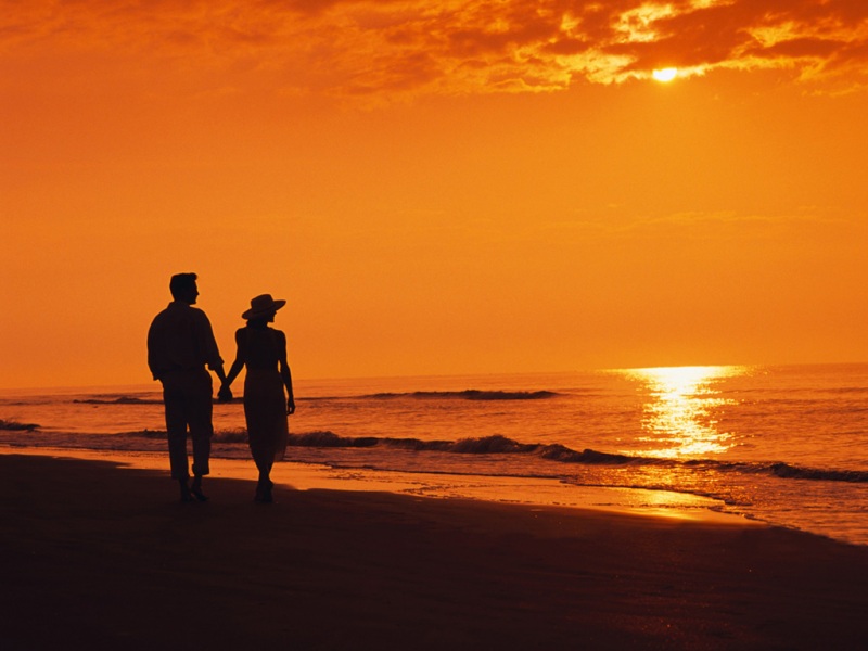 情侣牵手日落沙滩浪漫壁纸 适配多款电脑屏幕尺寸