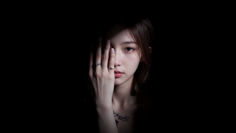 手遮半脸的光影动漫美女 暗调背景高清壁纸