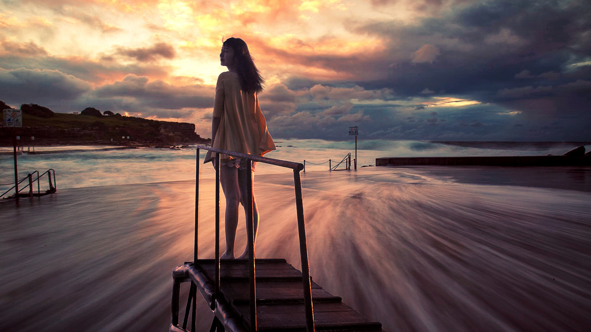 海边日落配长裙女孩 氛围感拉满的唯美壁纸合集