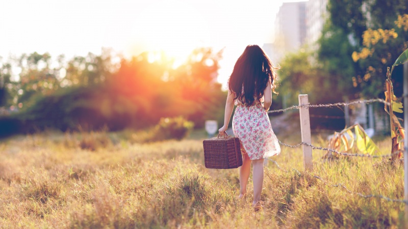 提着箱子的女生唯美背影电脑壁纸分享