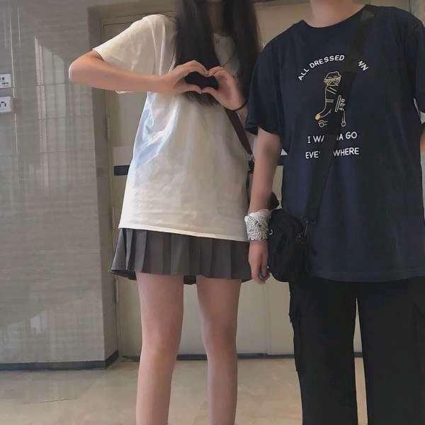 不露脸也高级！24张超清上半身无头情侣头像