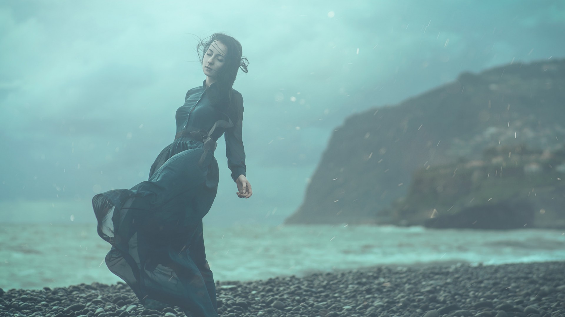 海边穿礼服的女孩氛围感电脑壁纸 多款高清尺寸可选