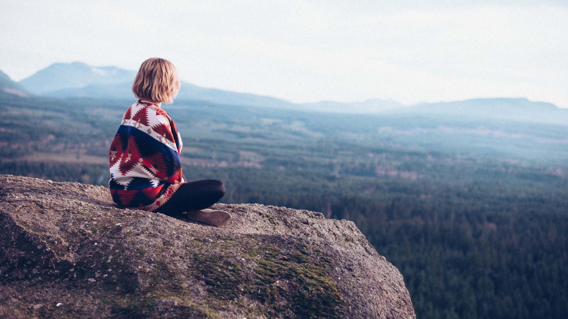 这款带冥想女孩的山谷雾景壁纸太适合当电脑桌面了