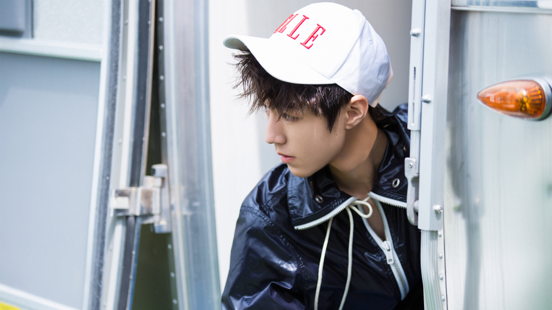 王俊凯戴帽帅气高清壁纸上新 多款分辨率可选