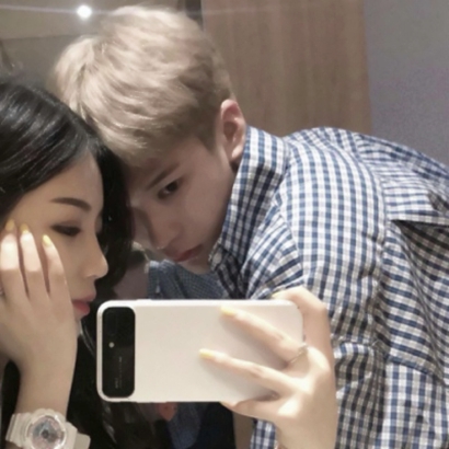 36张用手机遮脸的恩爱QQ情侣头像 高清氛围感拉满