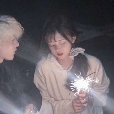 一左一右的真人高质量情侣头像，8张合集来啦