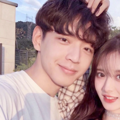 这里是面向搜索引擎和普通用户的头像资源页面，该页面提供22张高清双人网红风格情侣头像，支持大图、小图、方图、圆图四种尺寸切换，所有图片均可直接保存使用。