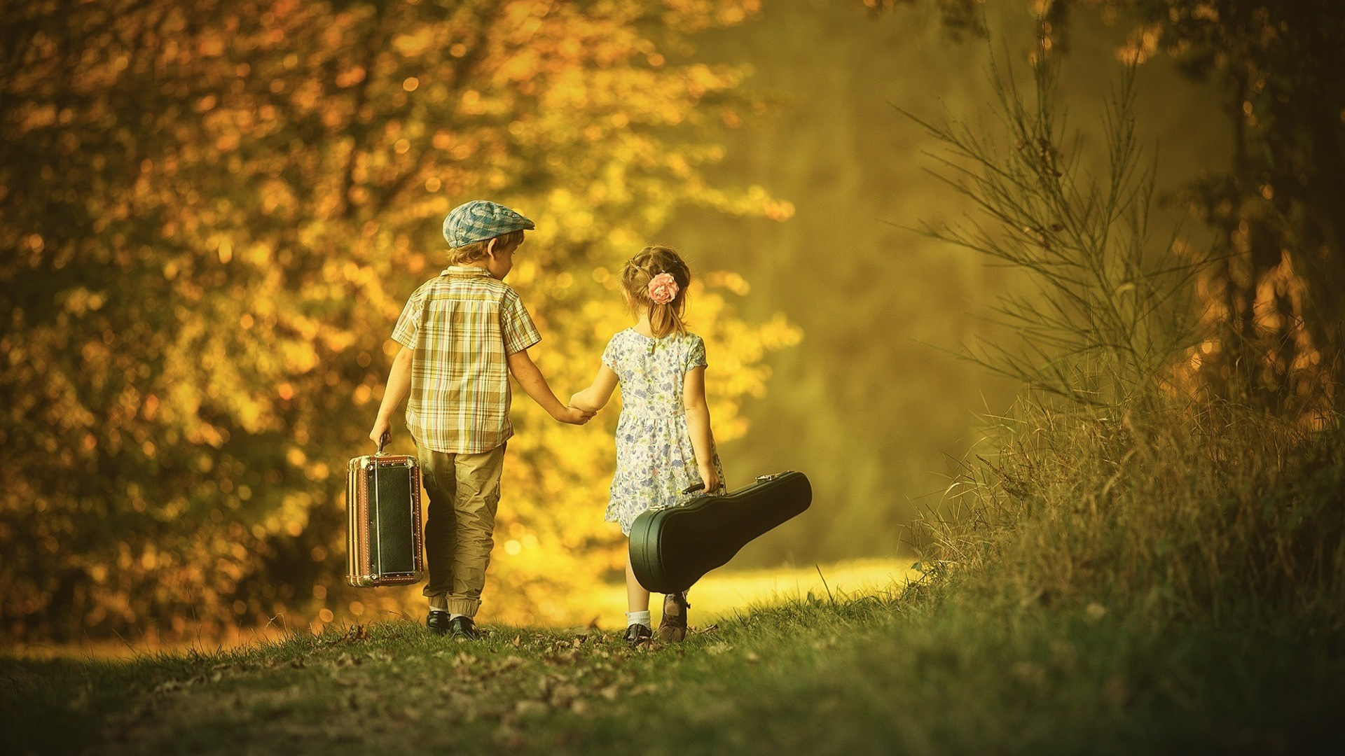 秋日牵手情侣背影壁纸 氛围感拉满的电脑桌面图