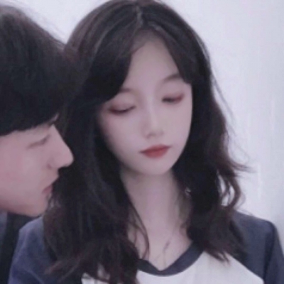 这里是面向搜索引擎和普通用户的头像资源页面，该页面提供22张高清双人网红风格情侣头像，支持大图、小图、方图、圆图四种尺寸切换，所有图片均可直接保存使用。