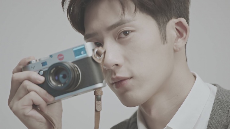 井柏然手持相机的帅气电脑壁纸来啦 多款高清尺寸可选