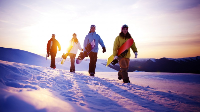 四个滑雪爱好者的高清壁纸分享来了