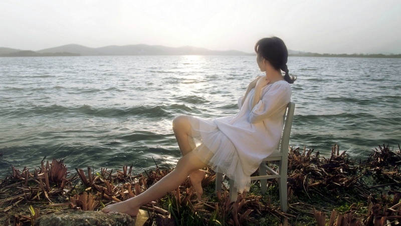 海边白裙女孩配椅子 氛围感拉满的唯美电脑壁纸