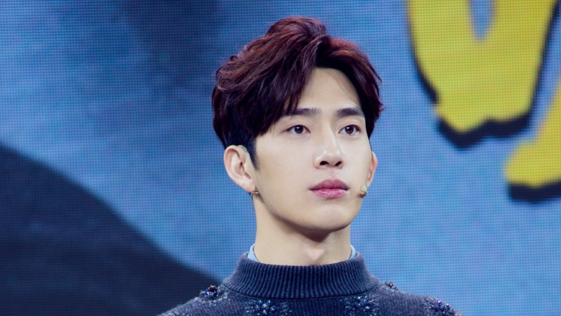 井柏然颁奖造型电脑壁纸来啦！高清可爱帅气款任你挑