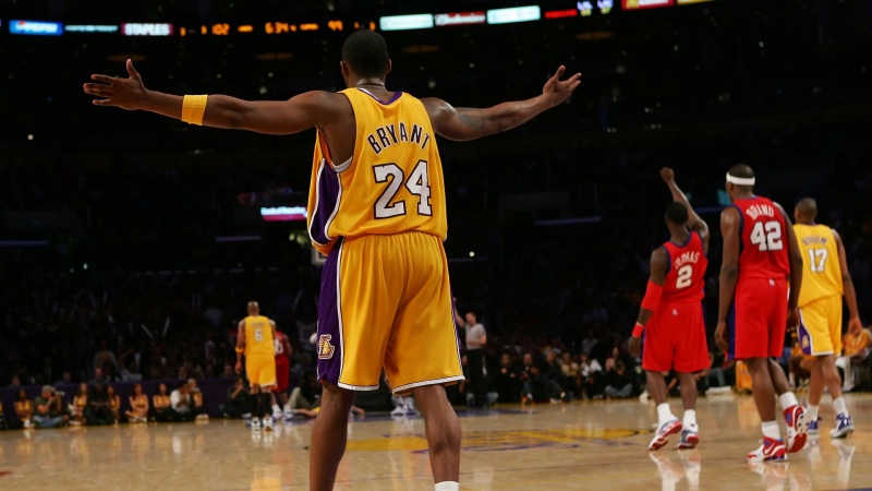 篮球巨星科比背影高清电脑桌面动漫壁纸