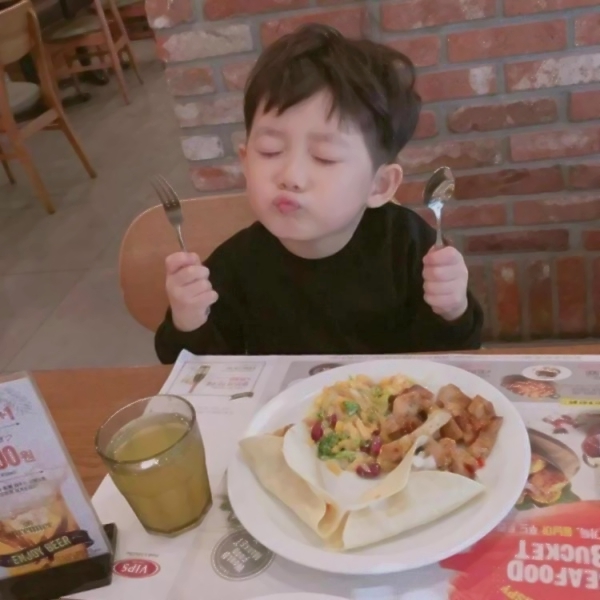 四组超萌韩国萌娃情侣头像 一对两张共8张