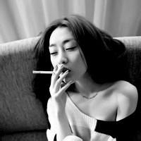 23张女生伤感黑白抽烟头像合集