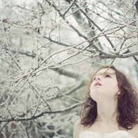 36张雪花飞舞氛围感女生头像 冬日氛围感拉满的唯美头像合集