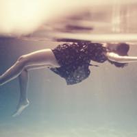 水下氛围感女生头像合集 22张唯美氛围感水下女生头像分享