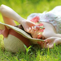 47张氛围感拉满！女生躺着的唯美头像合集