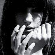 12张欧美风黑白抽烟女生头像 自带颓废氛围感