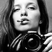 12张欧美风黑白抽烟女生头像 自带颓废氛围感